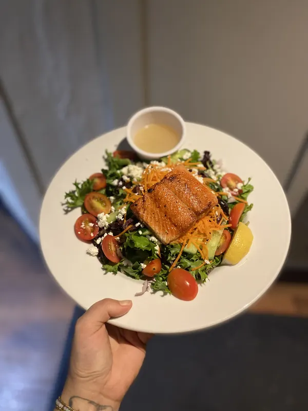 Tuscan salmon salad with greens and tomato